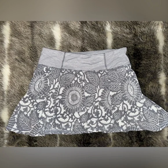 Lululemon 2 Floral Gray shorts Skirt tennis Run In The Sun Beachy Floral White - Picture 1 of 10
